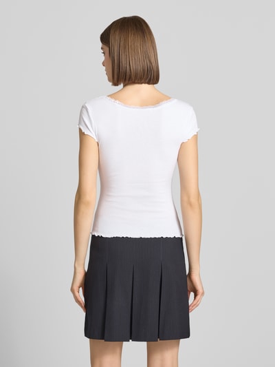 Frauenmodel trägt Slim Fit T-Shirt aus Viskose-Mix mit Spitzenbesatz von Review in Weiß, feine Struktur, Rundhalsausschnitt, Rückenlänge 51 cm, Ganzkörperansicht Rückansicht.