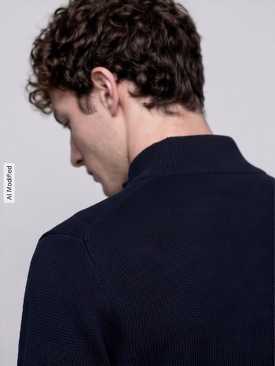 Männermodel trägt donkerblauw gebreid jack Regular Fit Strickjacke aus reiner Baumwolle model 'DANE' van Selected, Heren, Ganzkörperansicht Rückansicht, KI-modifiziertes Bild