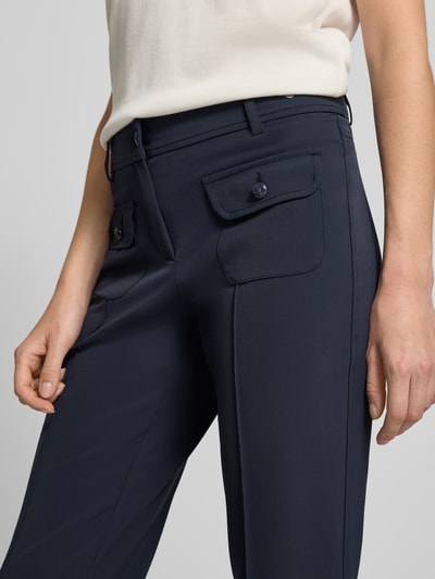 Vrouwenmodel draagt donkerblauwe slim fit broek met opgestikte zakken Slim Fit Schmale Hose mit aufgesetzten Taschen model 'FARAH' van CAMBIO, damesbroek. Detailopname heup en dij.
