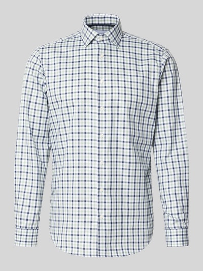 Produktfoto, Regular Fit Business-Hemd mit Kentkragen von Christian Berg Men z bawełny, listwa guzikowa, sportowe mankiety, zaokrąglony dół, długość tyłu w rozmiarze 39/40: 78 cm, szerokość w rozmiarze 39/40: 47 cm, długość rękawów w rozmiarze 39/40: 65 cm, wzór w kratę w odcieniach bieli, granatu i zieleni, gładka tekstura