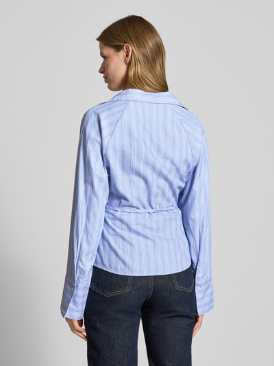 Gina Tricot Bluzka koszulowa o kroju regular fit z wykładanym kołnierzem Jasnoniebieski 5