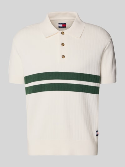 Produktfoto, Regular Fit Poloshirt aus reiner Baumwolle von Tommy Jeans in Creme mit grünen Streifen, Two Tone Optik, kurzer Strick, Polokragen, 2-Knopf-Verschluss, appliziertes Logo