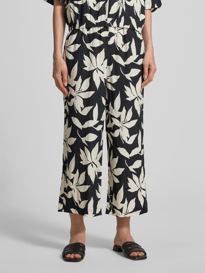 Kobiece modelka nosi Wide Leg Culotte aus Viskose-Mix od s.Oliver RED LABEL, czarno-kremowy nadruk allover, szerokie nogawki, elastyczny pas, boczne kieszenie, tkanina crêpe, widok na nogi, z przodu, zbliżenie