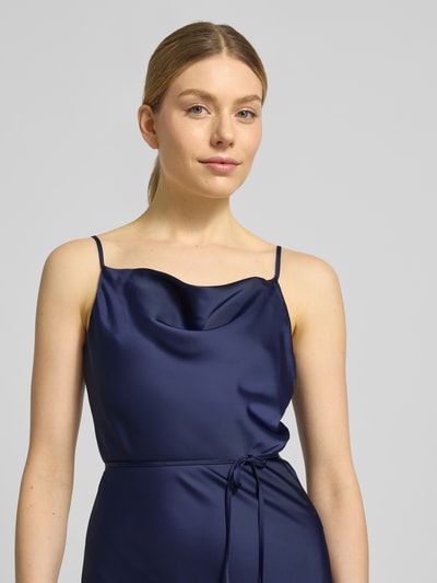 Frauenmodel trägt Slim Fit Midikleid aus Satin Modell 'Thea' von YAS, elastischer Material-Mix, Spaghetti-Träger, abnehmbares Taillienband, dunkelblaue Farbe, glatte Textur, Nahaufnahme Oberkörper.