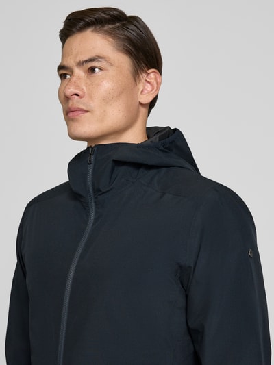 Männermodel trägt Regular Fit Jacke mit Kapuze von SCANDINAVIAN EDITION, Zweiwege-Reißverschluss, Eingrifftaschen, Nahaufnahme Oberkörper. Rückenlänge 76 cm, Schulterbreite 43 cm, Brustweite 42 cm, Ärmellänge 68 cm, Farbe dunkel, glatte Textur.