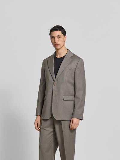 Männermodel trägt Regular Fit Anzugjacke aus Woll-Mix von ANNARR in Grau, mit Reverskragen, Brust- und Pattentaschen, 2-Knopfleiste, Ganzkörperansicht von vorne.