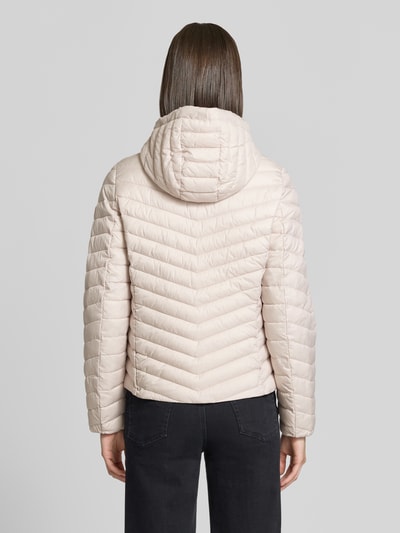 Vrouwenmodel draagt lichtbeige Regular Fit gewatteerd jack met kapuzenkraag van Tom Tailor, Dames gewatteerd jack, geheel achteraanzicht.