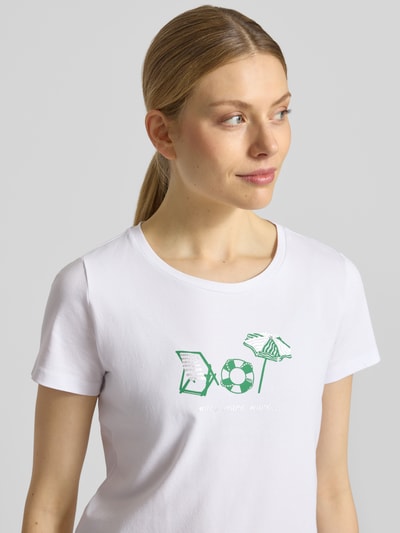 Frauenmodel trägt T-Shirt mit Motiv-Print und Rundhalsausschnitt von More & More aus Baumwoll-Elasthan-Mix, Regular-Fit, Weiß, Nahaufnahme Oberkörper.