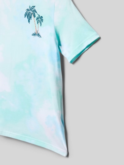 Mädchen trägt Regular Fit T-Shirt mit Logo-Print von Abercrombie&Fitch, Baumwoll-Mix, Rundhalsausschnitt, Rückenlänge 52 cm, Nahaufnahme Oberkörper.