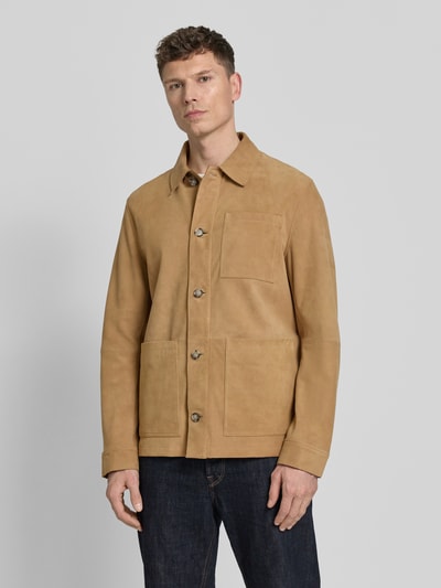Mannelijk model draagt Lederjacke met Knopfleiste und aufgesetzten Taschen van Manuel Ritz in schapenleer, regular fit, platte kraag, knoopsluiting, opgestikte zakken, geheel van voren.