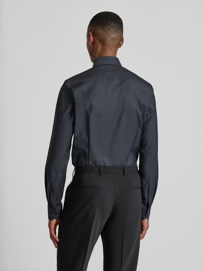 Männermodel trägt Slim Fit Businesshemd aus Baumwolle mit Kentkragen von OLYMP Level Five, dunkel, glatte Struktur, Ganzkörperansicht Rückansicht. Baumwoll-Elasthan-Mix, Knopfleiste, Rückenlänge 81 cm, Schulterbreite 44 cm, Ärmellänge 67 cm.