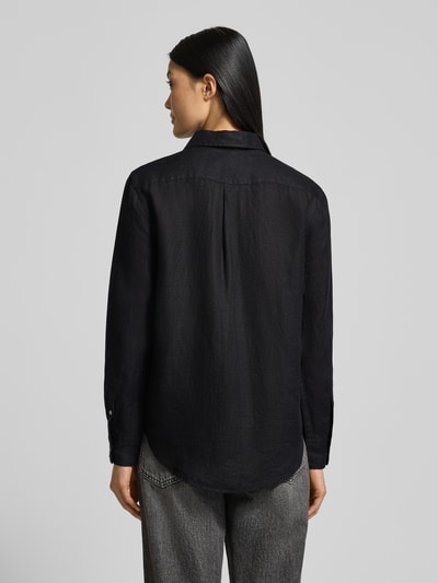 Männermodel trägt Hemdbluse aus reinem Leinen von Polo Ralph Lauren, czarna, luźny krój, kołnierzyk, długość tyłu 70 cm, widok całej sylwetki z tyłu