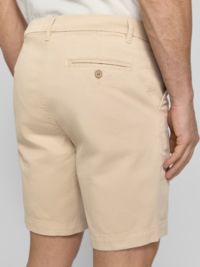 Männermodel trägt Regular Fit Chinoshorts aus Baumwoll-Mix Modell 'CHINO' von Armedangels, Optik: Unifarben, Passform: Regular-Fit, Label-Applikation, Gürtelschlaufen, Knopf und verdeckter Reißverschluss, Eingrifftaschen, Gesäßtasche, Material: Baumwoll-Mix, Ganzkörperansicht Rückansicht.