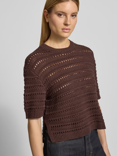 Frauenmodel trägt Regular Fit Sweatshirt mit Lochmuster Modell 'Mina' von OPUS aus Baumwoll-Mix in Braun, Halbarm, Rundhalsausschnitt, Nahaufnahme Oberkörper.
