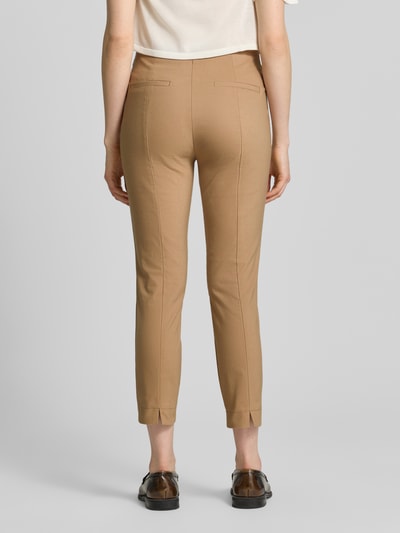 Frauenmodel trägt Slim Fit Stoffhose in verkürzter Passform von Christian Berg Woman in hellem Braun, glatte Struktur, Ganzkörperansicht Rückansicht, elastischer Baumwoll-Mix, Bundweite 39 cm, Innenbeinlänge 66 cm.