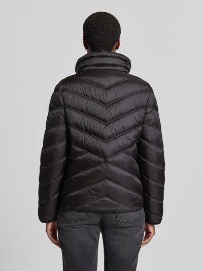 Vrouwenmodel draagt Steppjacke mit Stehkragen und Reißverschlusstaschen van Christian Berg Woman Selection in zwart met stiksels, regular fit, opstaande kraag, ritssluiting en ritszakken, ruglengte 61 cm, schouderbreedte 42 cm, borstwijdte 51 cm, mouwlengte 58 cm, volledige lichaamsaanzicht achteraan.