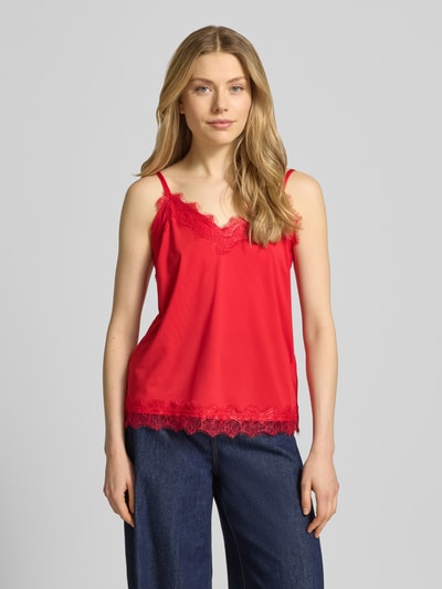 Modelka kobieca ma na sobie Regular Fit Top mit Spitzenbesatz Modell 'Bicco' od FREE/QUENT, czerwony, koronkowe wykończenia, cienkie ramiączka, dekolt V, materiał elastyczny, długość tyłu w rozm. S: 41 cm, widok całej sylwetki z przodu.
