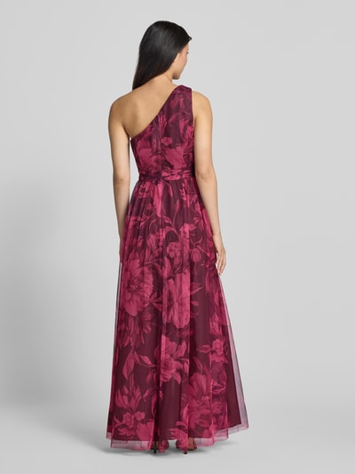 Frauenmodel trägt Abendkleid mit One-Shoulder-Träger von Adrianna Papell in dunklem Rot mit floralen Mustern, Detail: taillierte Passform, Stoffgürtel, Raffungen, Ganzkörperansicht Rückansicht.