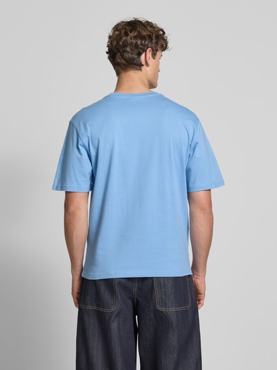REVIEW T-Shirt mit Label-Print Hellblau 5
