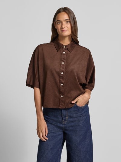 Vrouwenmodel draagt Boxy Fit Bluse mit 1/2-Arm Modell 'Fermes' van OPUS, materiaalmix met stretch, overhemdkraag, knoopsluiting, donkerbruin, Ganzkörperansicht van voren.