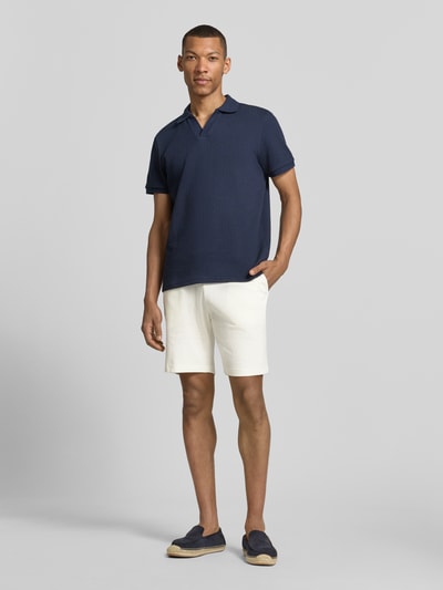 Männermodel trägt Shorts aus Baumwolle mit Strukturmuster von Christian Berg Men in offwhite, elastischer Bund, Regular Fit, Ganzkörperansicht von vorne.