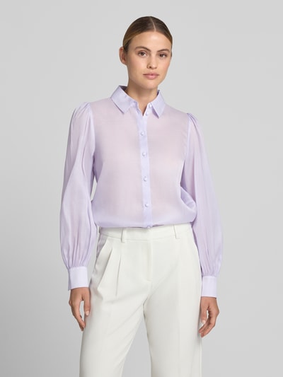 Frauenmodel trägt Regular Fit Bluse aus Seide-Baumwoll-Mix von Marc Cain in Helllila mit Hemdblusenkragen und Knopfleiste, Rückenlänge 61 cm, Ärmellänge 64 cm, Ganzkörperansicht von vorne.