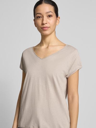 Vrouwenmodel draagt T-Shirt met V-Ausschnitt van Christian Berg Woman in beige, katoen, regular fit, rolzoom, halve lichaamsvooraanzicht