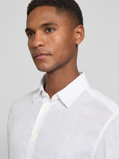 Männermodel trägt Slim Fit Freizeithemd aus Leinen-Baumwoll-Mix Modell 'RAMIS' von Drykorn, weiß, Two-Tone, Nahaufnahme Oberkörper. Herren Poloshirt, Rückenlänge 80 cm, Schulterbreite 46 cm, Ärmellänge 66 cm.