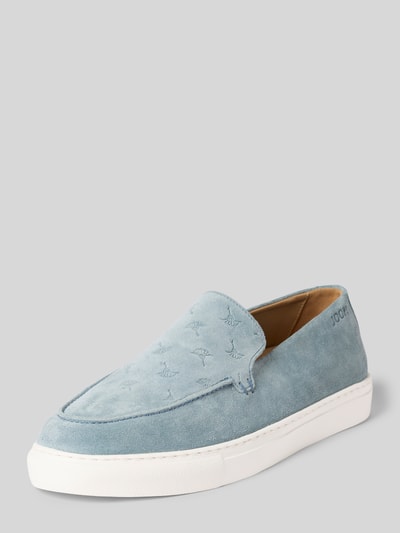 Produktfoto, Slip-on-Sneaker aus Leder mit Logo-Muster von JOOP! SHOES, Modell 'velluto coralie', hellblaues Glattleder, weiße Sohle, abgerundete Spitze, Absatzhöhe 3 cm, Schafthöhe 6 cm, Schaftweite 14 cm.