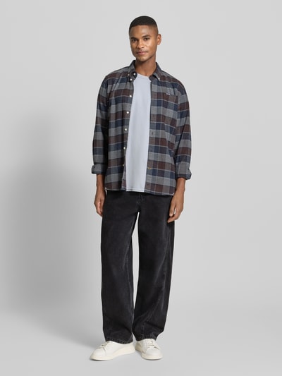 Mannenmodel draagt Baggy Jeans uit pure katoen model 'JAAMEO' van Armedangels in melange, baggy fit, detox denim, vijf zakken, label patch, knoopsluiting, riemlussen, productfoto, volledige lichaamsweergave van voren.