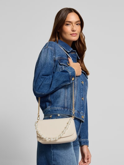 Vrouwenmodel draagt Handtasche met Perlen und Tragehenkel Modell 'TYDAL' van Seidenfelt, ovaal, parels, labeldetail, diepte 4 cm, schouderbandlengte 112 cm, ganzlichaamsvooraanzicht.