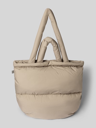 Produktfoto, Handtasche mit Label-Detail und Steppnähten von MADS NØRGAARD in Beige, rechteckige Form, weiche Oberfläche, sichtbare Steppnähte, Tragehenkel und Schulterriemen, Maße: 42 x 32 x 15 cm, Länge Schulterriemen 66 cm.