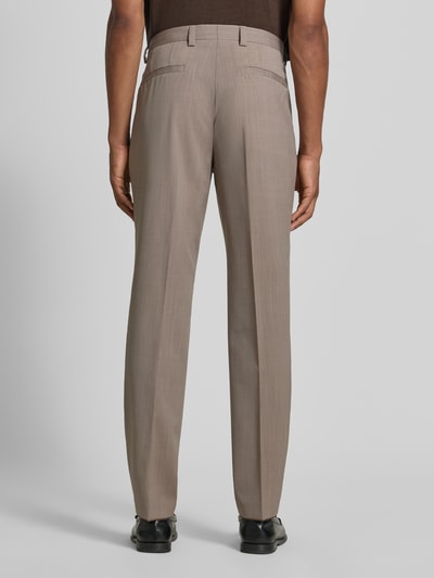 Männermodel trägt Super Slim Fit Anzughose aus Schurwoll-Mix Modell 'Hesten261F1X' von HUGO, Herren Anzughose, Ganzkörperansicht Rückansicht.