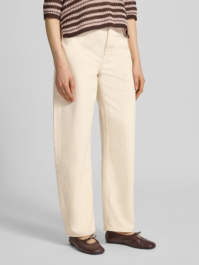Frauenmodel trägt Barrel Fit Jeans Modell 'BET' von Mango in Beige mit Eingrifftaschen aus Reine Baumwolle, Ganzkörperansicht von vorne.