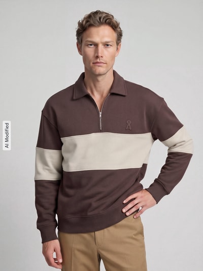 Männermodel trägt Relaxed Fit Sweatshirt aus reiner Baumwolle von ARMEDANGELS, braun-beige mit breiten Streifen, Ganzkörperansicht von vorne, KI-modifiziertes Bild.