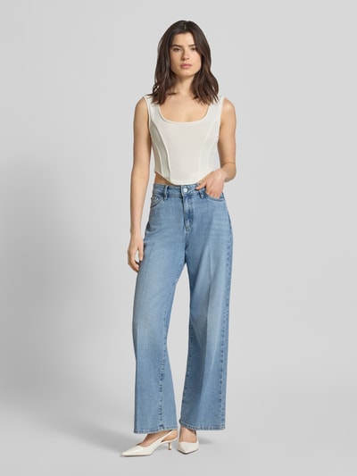 Kobiece model prezentuje Crop Top mit Rundhalsausschnitt Modell 'AGAPA' von Drykorn, mieszanka materiałów z dodatkiem streczu, krój krótki, okrągły dekolt, długość tyłu w rozmiarze S: 22 cm, jasny top, jasnoniebieskie spodnie, biała faktura, całopostaciowy widok z przodu.