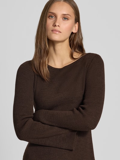 Frauenmodel trägt Ausgestelltes Strickkleid mit U-Boot-Ausschnitt Modell 'TESSIE' von ONLY in Dunkelbraun, feine Rippstruktur, Nahaufnahme Oberkörper, Damen Strickkleid von ONLY.