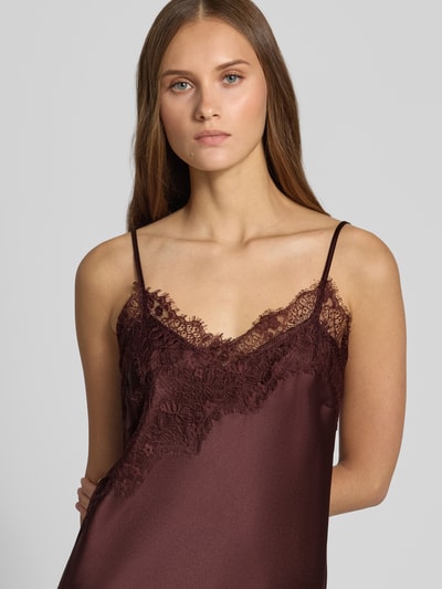 Frauenmodel trägt Regular Fit Blusentop mit Spitzenbesatz Modell 'INDONA' von ONLY in Dunkelrot, glatter Stoff, Nahaufnahme Oberkörper, Damen Blusentop von ONLY.