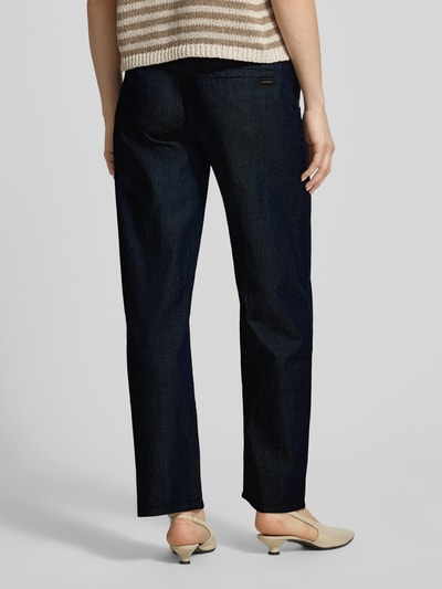 Vrouwenmodel draagt Hose mit Gesäßtasche van ARMANI EXCHANGE in donkerblauw, relaxed fit katoen met achterzak, rechte pijpen, ganzkörperansicht rückansicht.