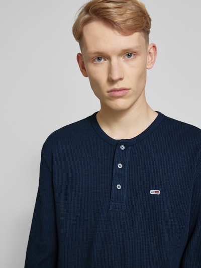 Tommy Jeans Bluzka o kroju regular fit z długim rękawem i wyhaftowanym logo model ‘HENLEY’ Granatowy 3