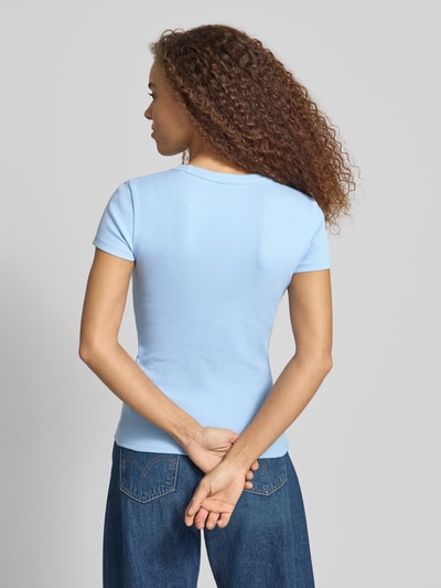 Frauenmodel trägt Slim Fit T-Shirt aus baumwoll-mix Modell 'EASY TEE' von HUGO BLUE, efekt: jednolity kolor, krój slim fit, naszywka z logo, wyhaftowane logo, okrągły dekolt, krótki rękaw, wykończenie materiału: prążkowanie, mieszanka bawełny, damski t-shirt, ganzkörperansicht rückansicht