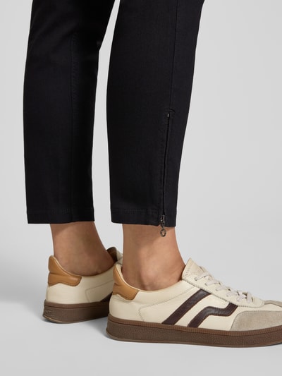 Frauenmodel trägt Skinny Fit Jeans in verkürzter Passform Modell 'DREAM CHIC' von MAC aus dunkelblauem Baumwoll-Mix mit Stretch-Anteil, Detailaufnahme.
