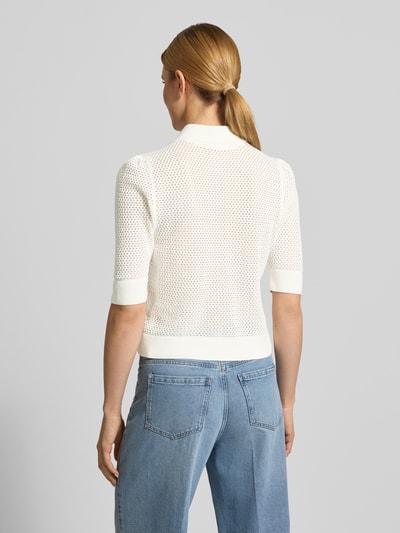 Frauenmodel trägt Strickjacke mit Polokragen und 1/2-Arm von Lanius in Weiß, reine Baumwolle, Regular Fit, strukturierte Oberfläche, Ganzkörperansicht Rückansicht.