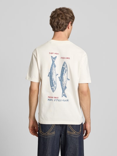 Männermodel trägt Relaxed Fit T-Shirt aus reiner Baumwolle von Marc O'Polo Denim, Optik: Regular-Fit, Motiv-Print, Ganzkörperansicht Rückansicht