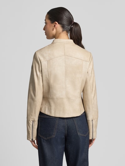 Modelka nosi Slim Fit Jacke in Leder-Optik od Amber & June, beżowy materiał skóropodobny, wpuszczane kieszenie, stójka, zamek błyskawiczny dwustronny, długość tyłu w rozmiarze 36: 53 cm, szerokość ramion w rozmiarze 36: 41 cm, szerokość klatki piersiowej w rozmiarze 36: 48 cm, długość rękawów w rozmiarze 36: 65 cm, krój slim fit, widok całej sylwetki od tyłu.