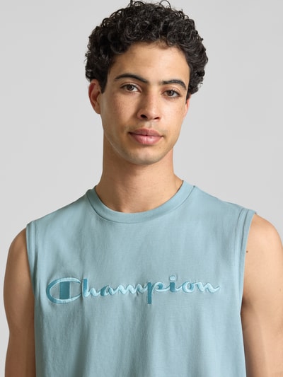 Männermodel trägt Top mit Label-Stitching und Rundhalsausschnitt von CHAMPION aus Reine Baumwolle in Regular-Fit, Nahaufnahme Oberkörper.