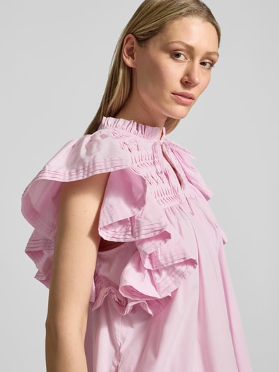 Frauenmodel trägt Minikleid mit Schmetterlingsärmel Modell 'LURA' von YAS in Rosa, Material-Mix mit Baumwoll-Anteil, Nahaufnahme Oberkörper.