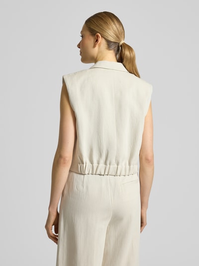 Frauenmodel trägt Regular Fit Weste aus Viskose-Leinen-Mix von Marc O'Polo in Melange-Optik, Elastisch an Rumpfabschluss, Twill, Ganzkörperansicht Rückansicht.
