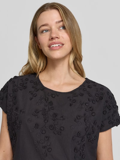 Frauenmodel trägt Regular Fit Bluse mit Rundhalsausschnitt Modell 'FAHIMA' von Soyaconcept aus Reine Baumwolle mit Stitchings, Nahaufnahme Oberkörper.