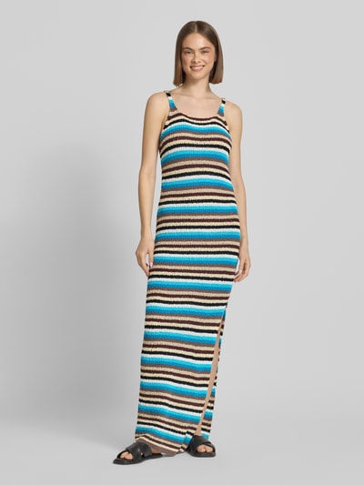Frauenmodel trägt Strickkleid im Allover-Look Modell 'CAJSA' von Topshop in Blau, Braun und Creme mit Streifen, Maxikleid, Ganzkörperansicht von vorne.